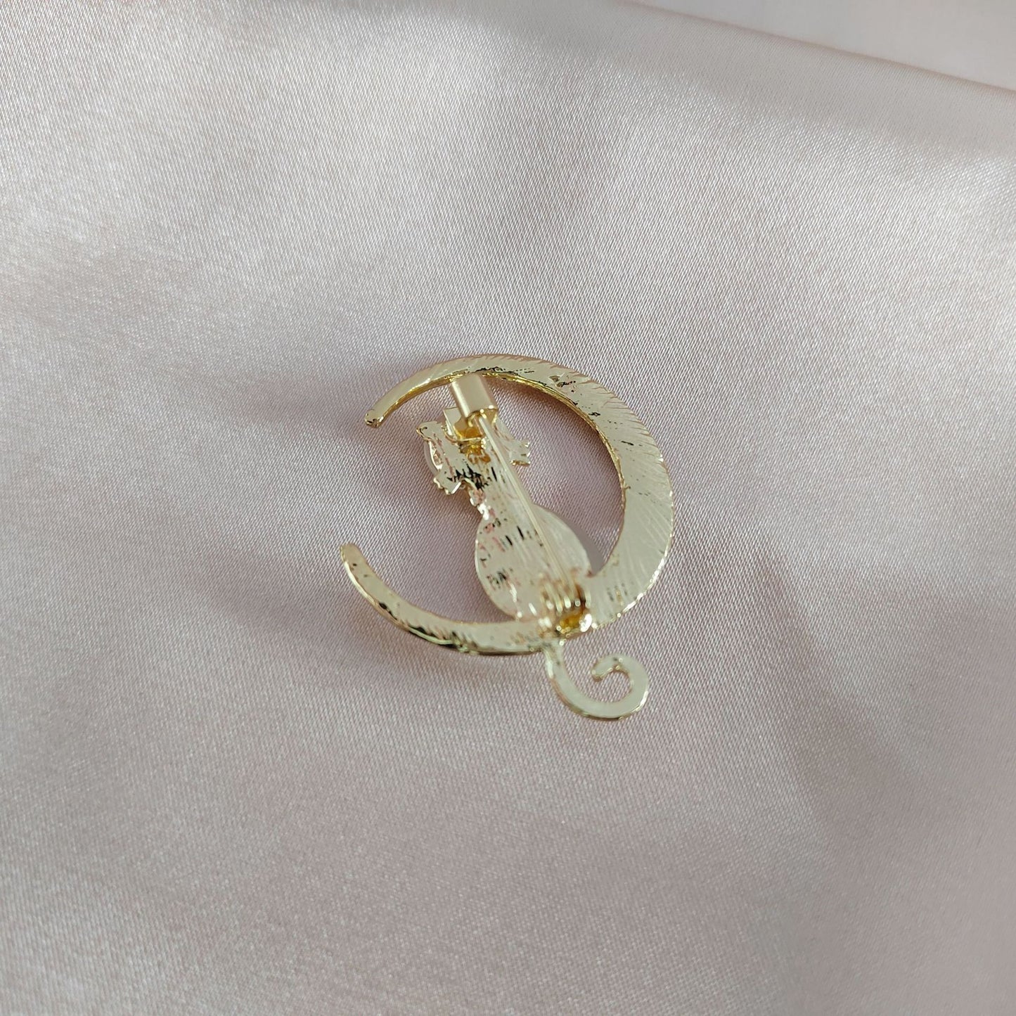 Charming Cat Eye Stone and Diamond Brooch Image 1