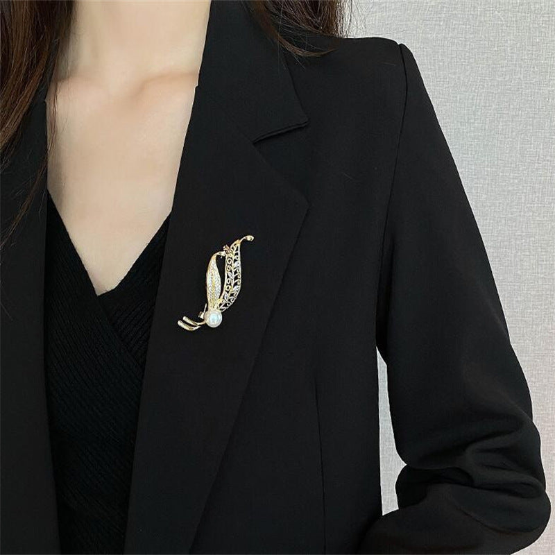 Versatile leaf-shaped accessory