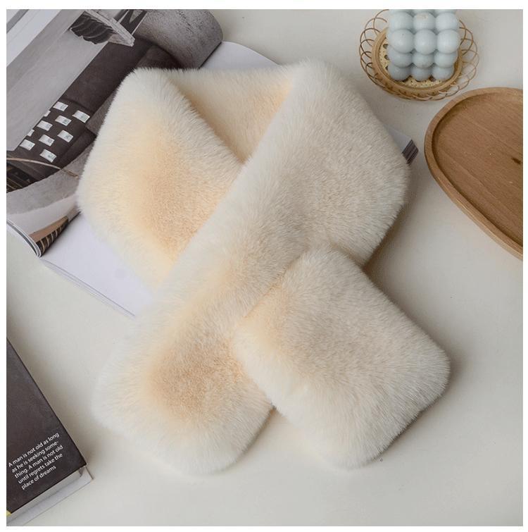 Double-sided winter scarf in casual settings