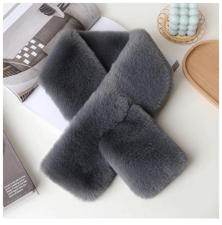 Double-sided winter scarf in casual settings