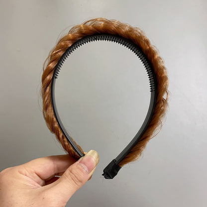 Fashionable hair accessory in dark brown color