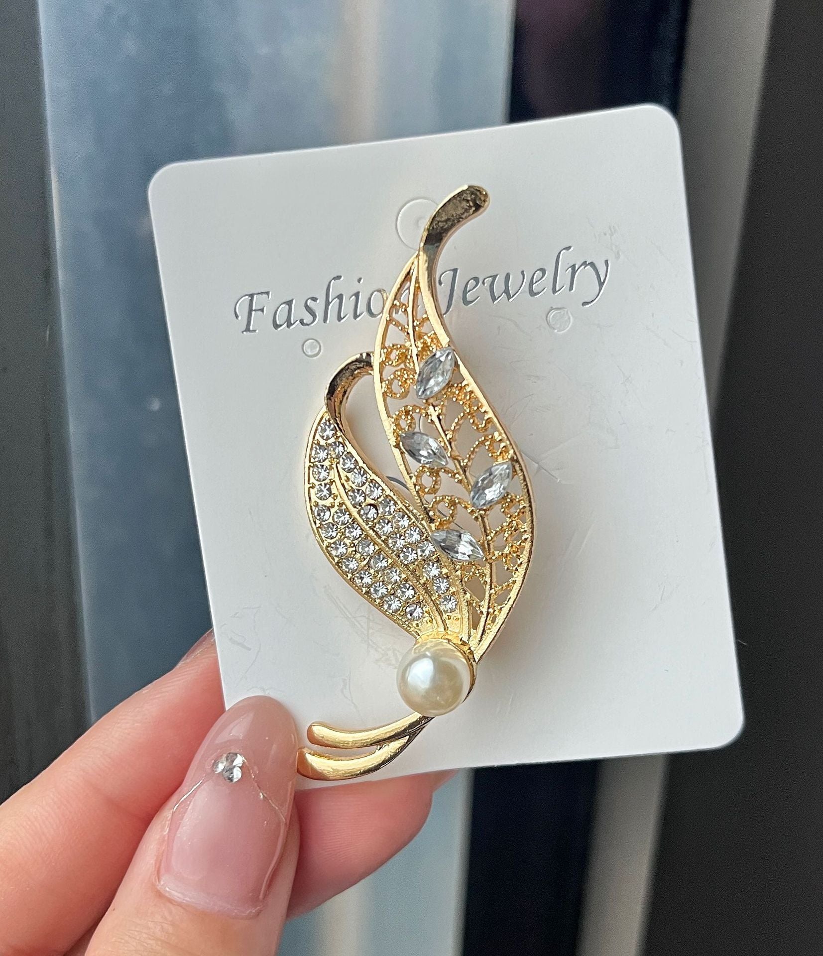 Decorative pin for jackets and hats