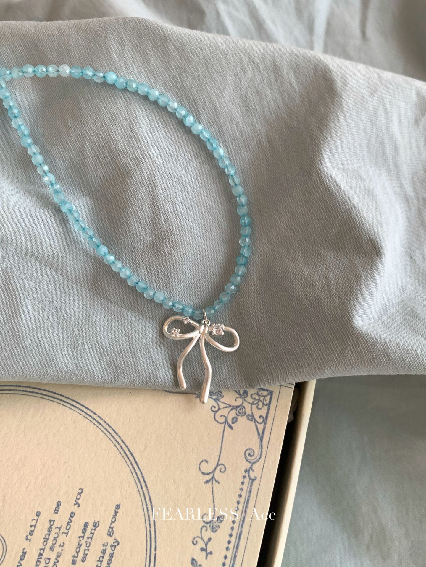 Stylish crystal necklace