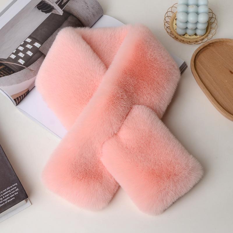 Double-sided winter scarf in casual settings