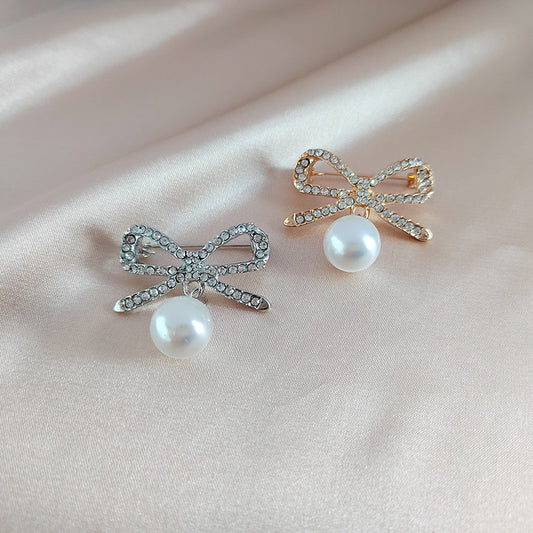 Stylish pearl butterfly brooch with rhinestones - Image 1