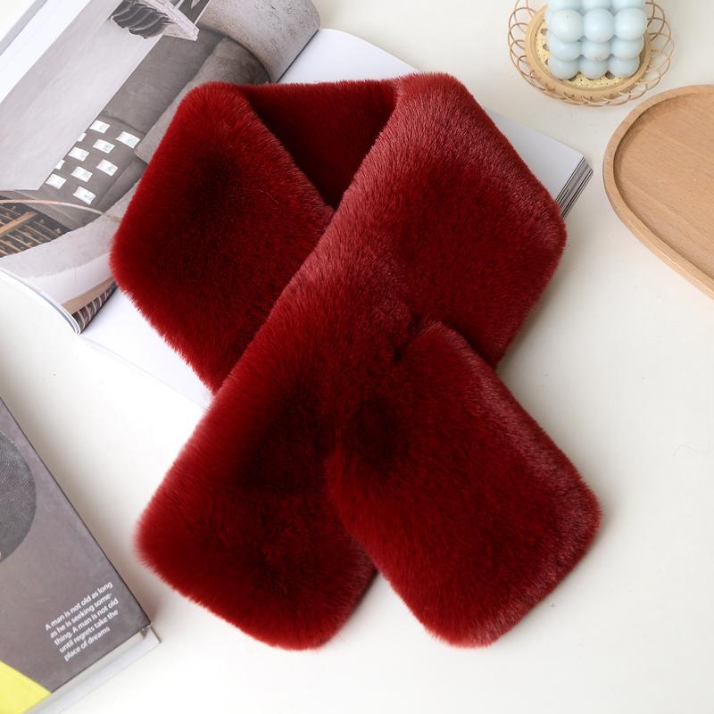 Double-sided winter scarf in casual settings