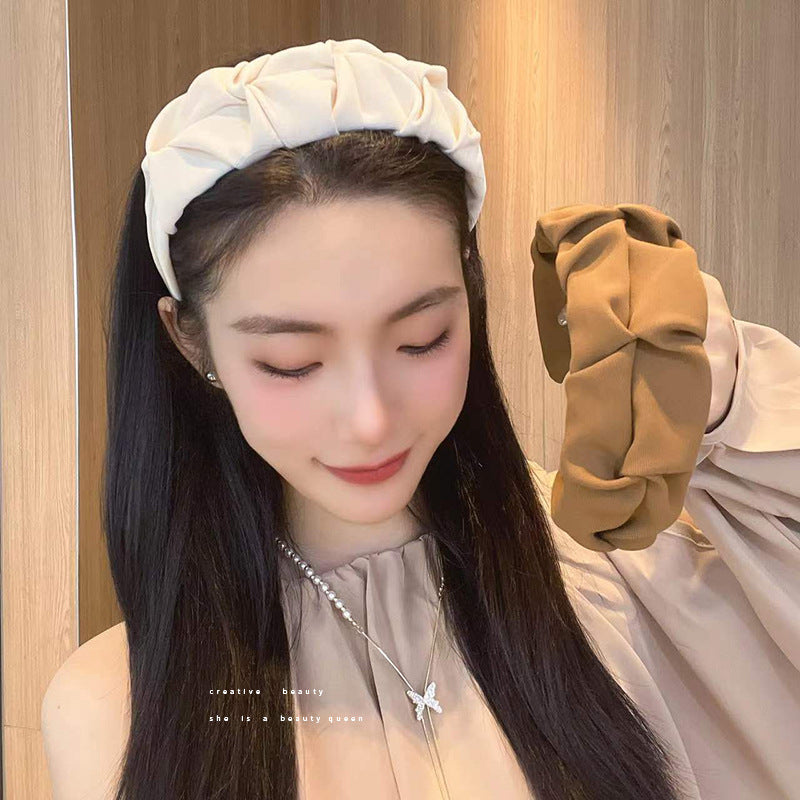 Stylish wrinkled wide hairband in use