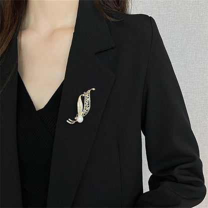 Versatile leaf-shaped accessory