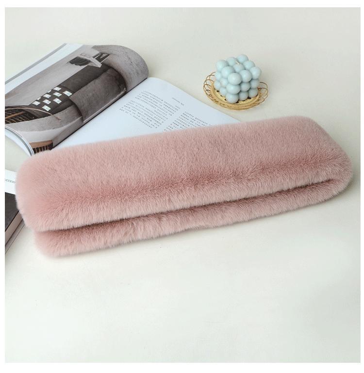 Double-sided winter scarf in casual settings