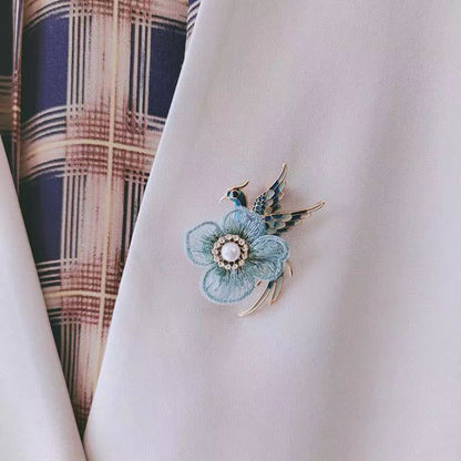 Elegant fashion accessory floral brooch